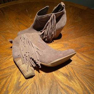 Fringe suede size 7 Steve Madden booties